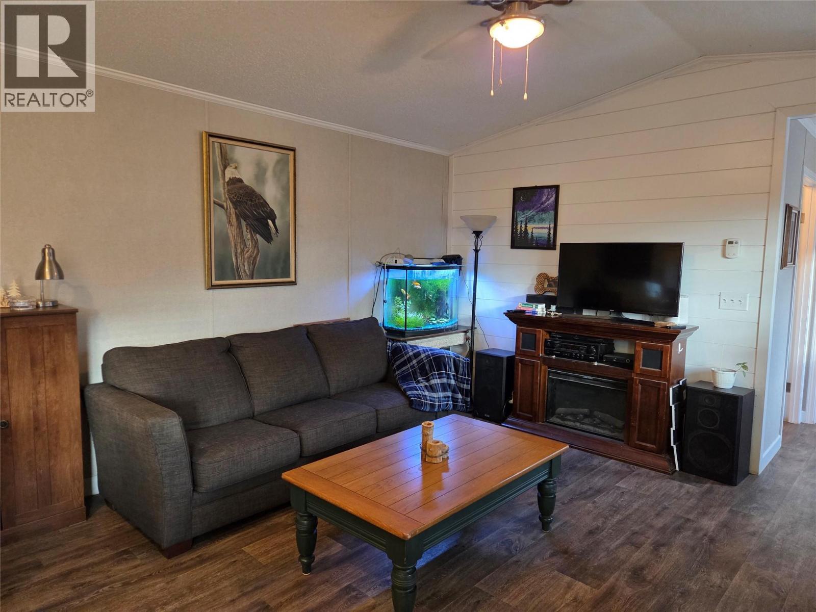 1911 Osprey Lane, Cawston, BC - Indoor Photo Showing Living Room
