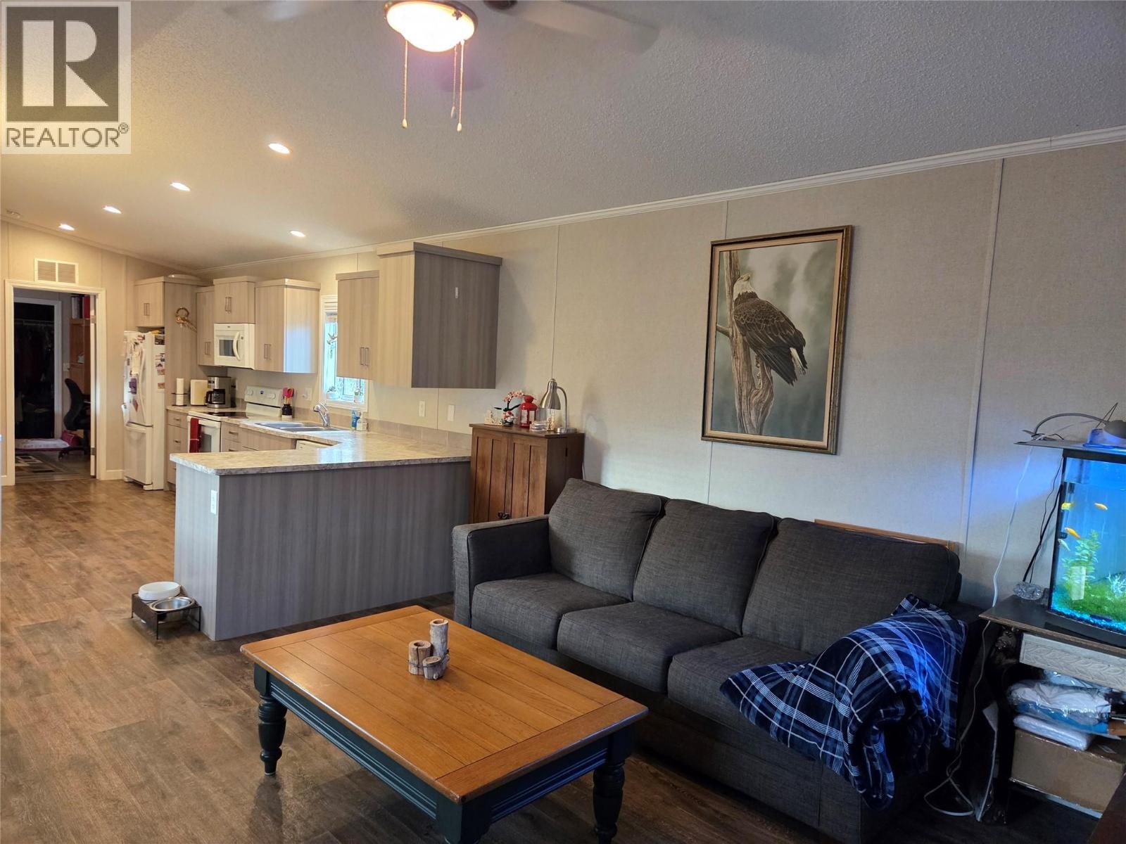 1911 Osprey Lane, Cawston, BC - Indoor Photo Showing Living Room
