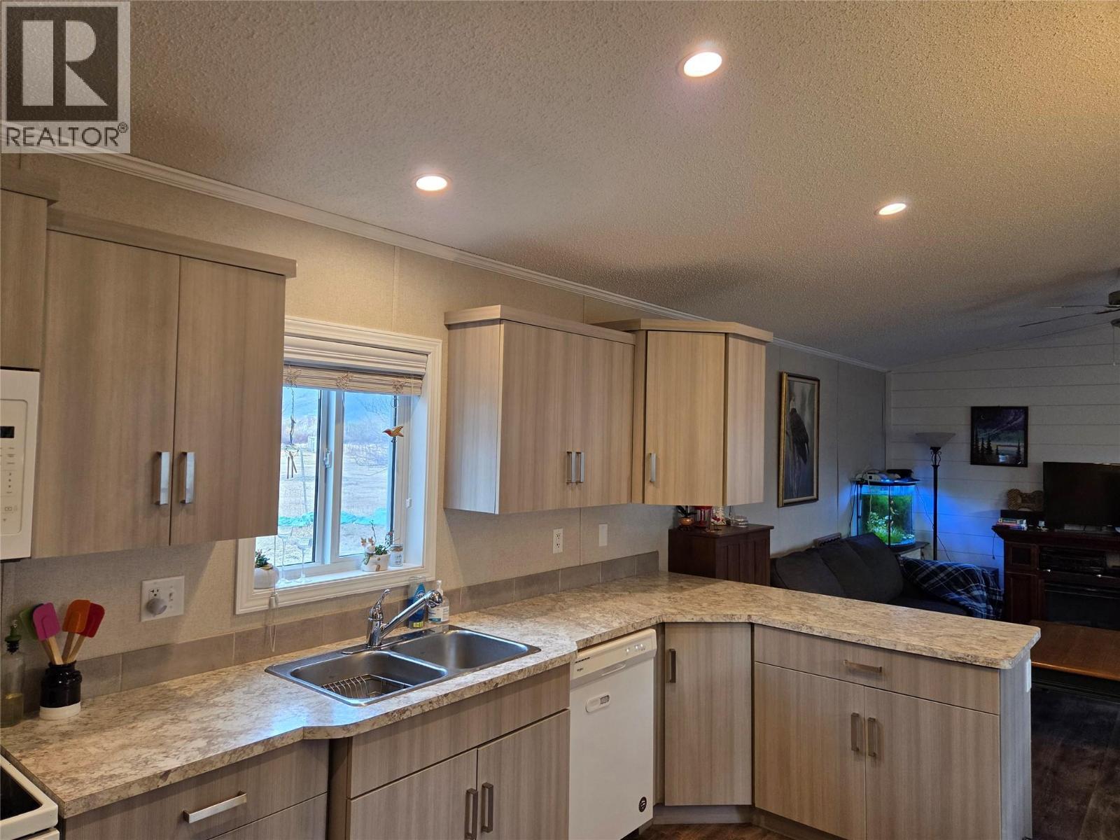 1911 Osprey Lane, Cawston, BC - Indoor Photo Showing Kitchen With Double Sink