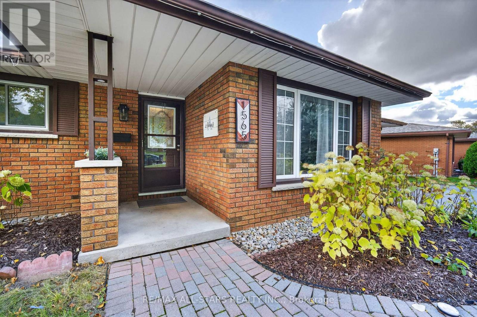 1565 Cherryhill Road, Peterborough (Monaghan Ward 2), ON - Outdoor With Exterior