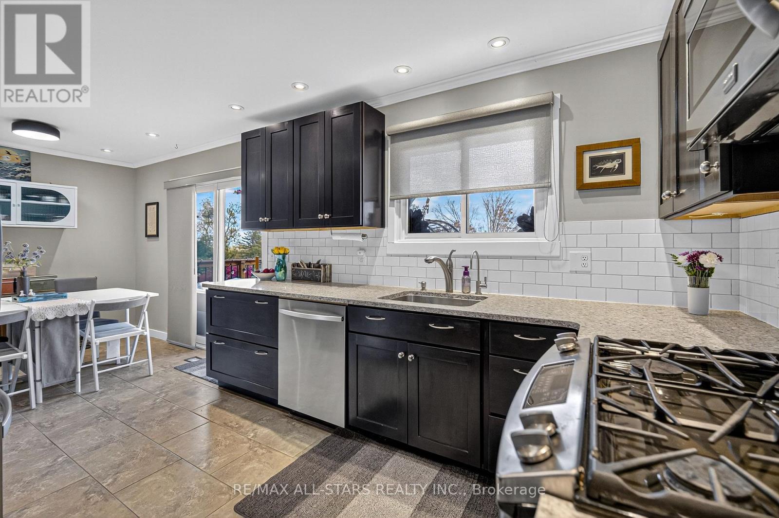 1565 Cherryhill Road, Peterborough (Monaghan Ward 2), ON - Indoor Photo Showing Kitchen