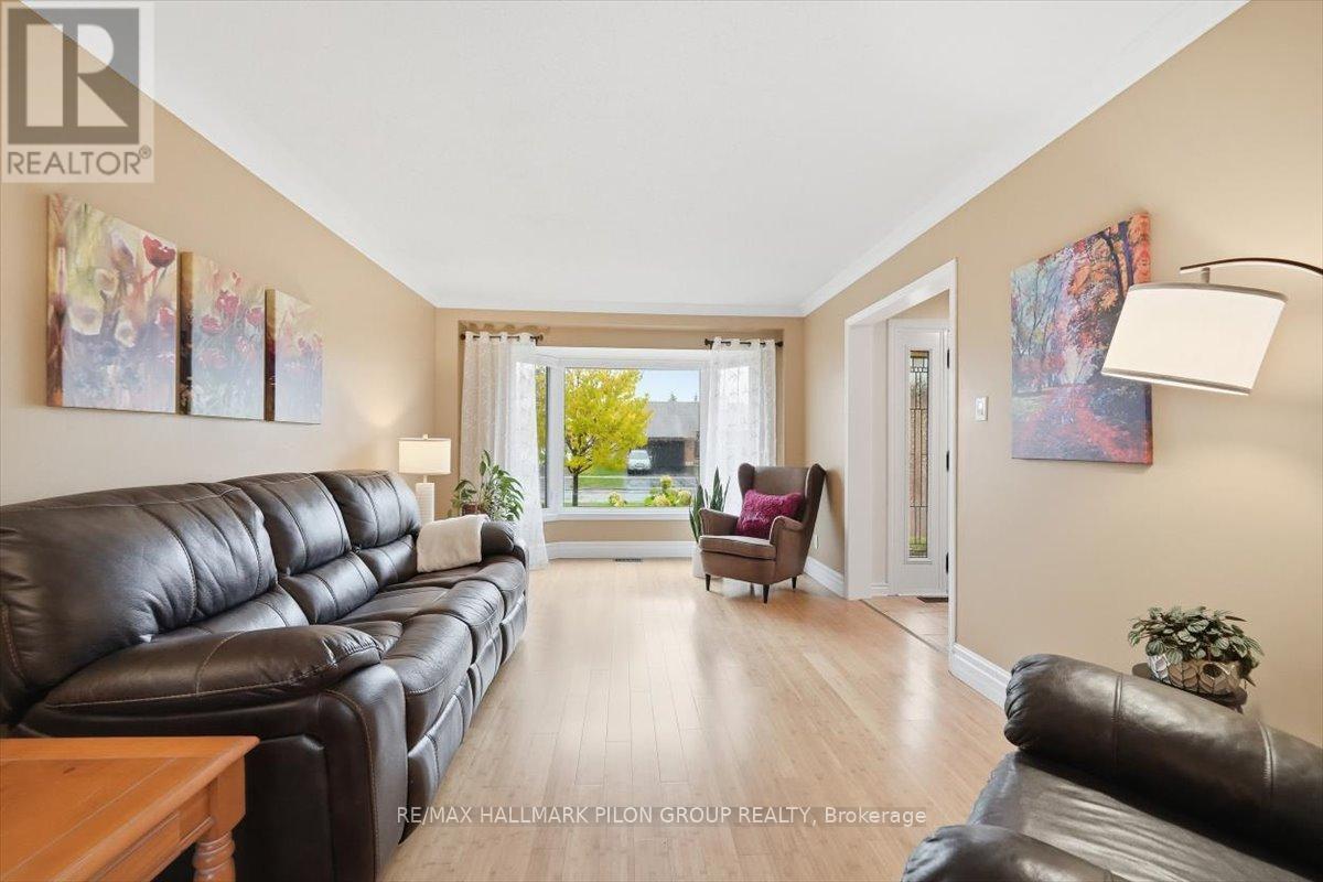 6464 Beausejour Drive, Ottawa, ON - Indoor Photo Showing Living Room