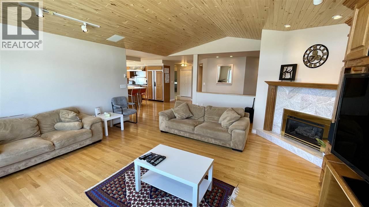 6262 Mulligan Drive, Horse Lake, BC - Indoor Photo Showing Living Room With Fireplace