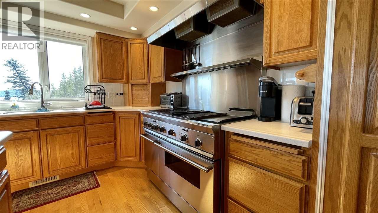 6262 Mulligan Drive, Horse Lake, BC - Indoor Photo Showing Kitchen With Double Sink