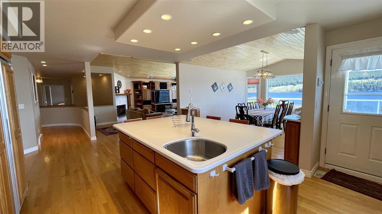 6262 Mulligan Drive, Horse Lake, BC - Indoor Photo Showing Kitchen