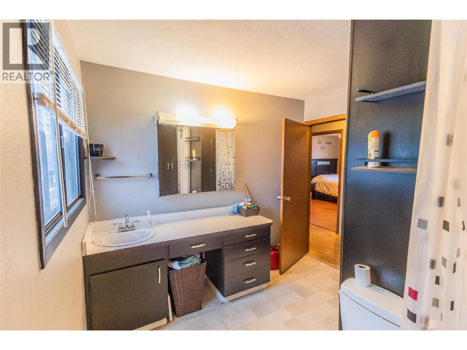 9400 Ravine Drive, Dawson Creek, BC - Indoor Photo Showing Bathroom