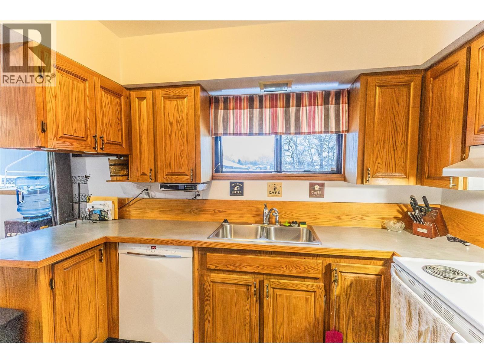 9400 Ravine Drive, Dawson Creek, BC - Indoor Photo Showing Kitchen With Double Sink