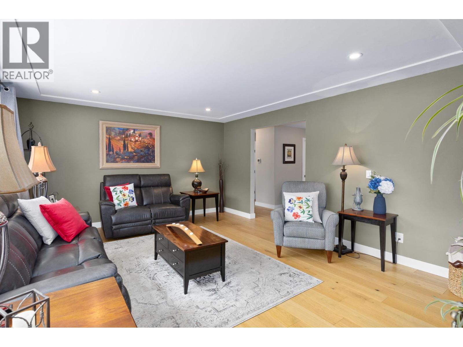 119 St Andrews Drive, Kaleden, BC - Indoor Photo Showing Living Room