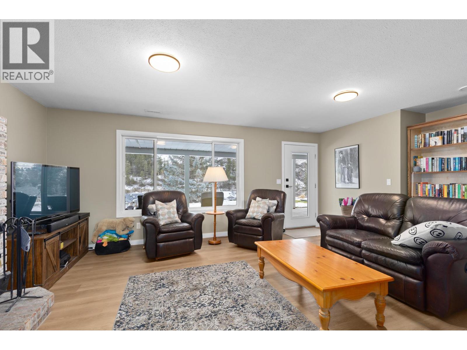 119 St Andrews Drive, Kaleden, BC - Indoor Photo Showing Living Room