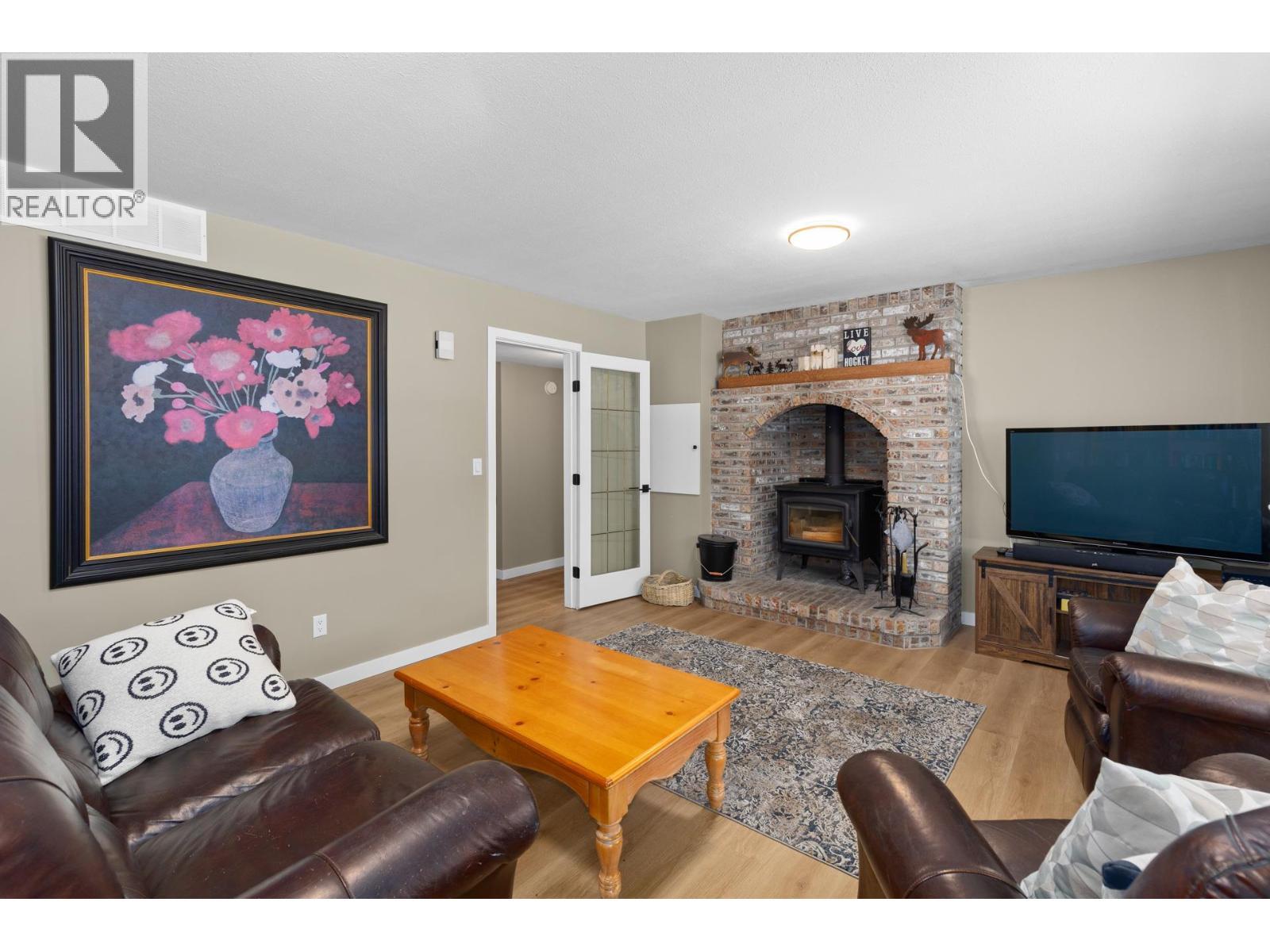 119 St Andrews Drive, Kaleden, BC - Indoor Photo Showing Living Room With Fireplace