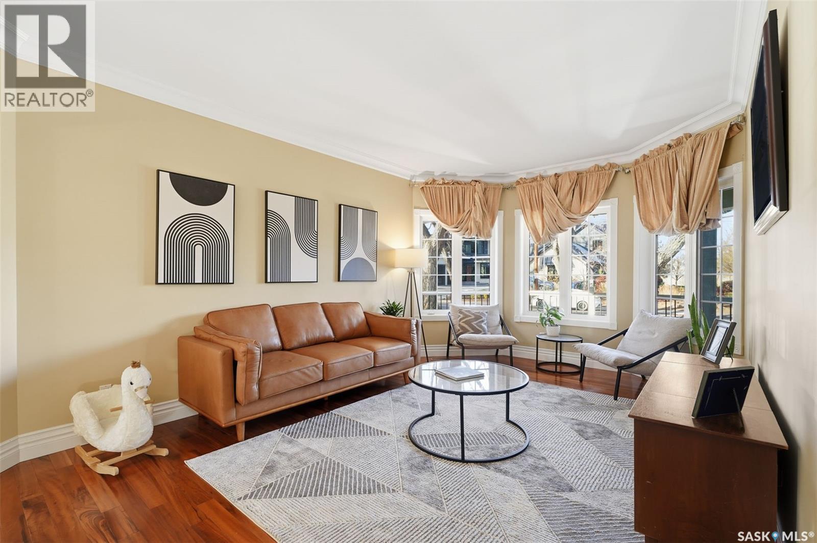 112 Saskatchewan Crescent W, Saskatoon, SK - Indoor Photo Showing Living Room