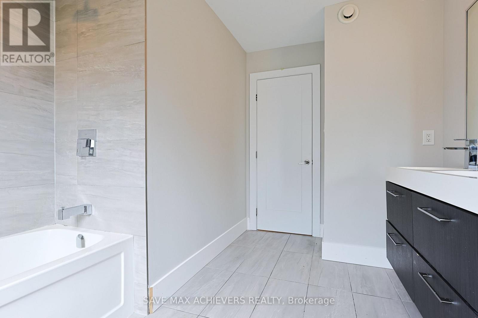 2155 Bakervilla Street, London South, ON - Indoor Photo Showing Bathroom