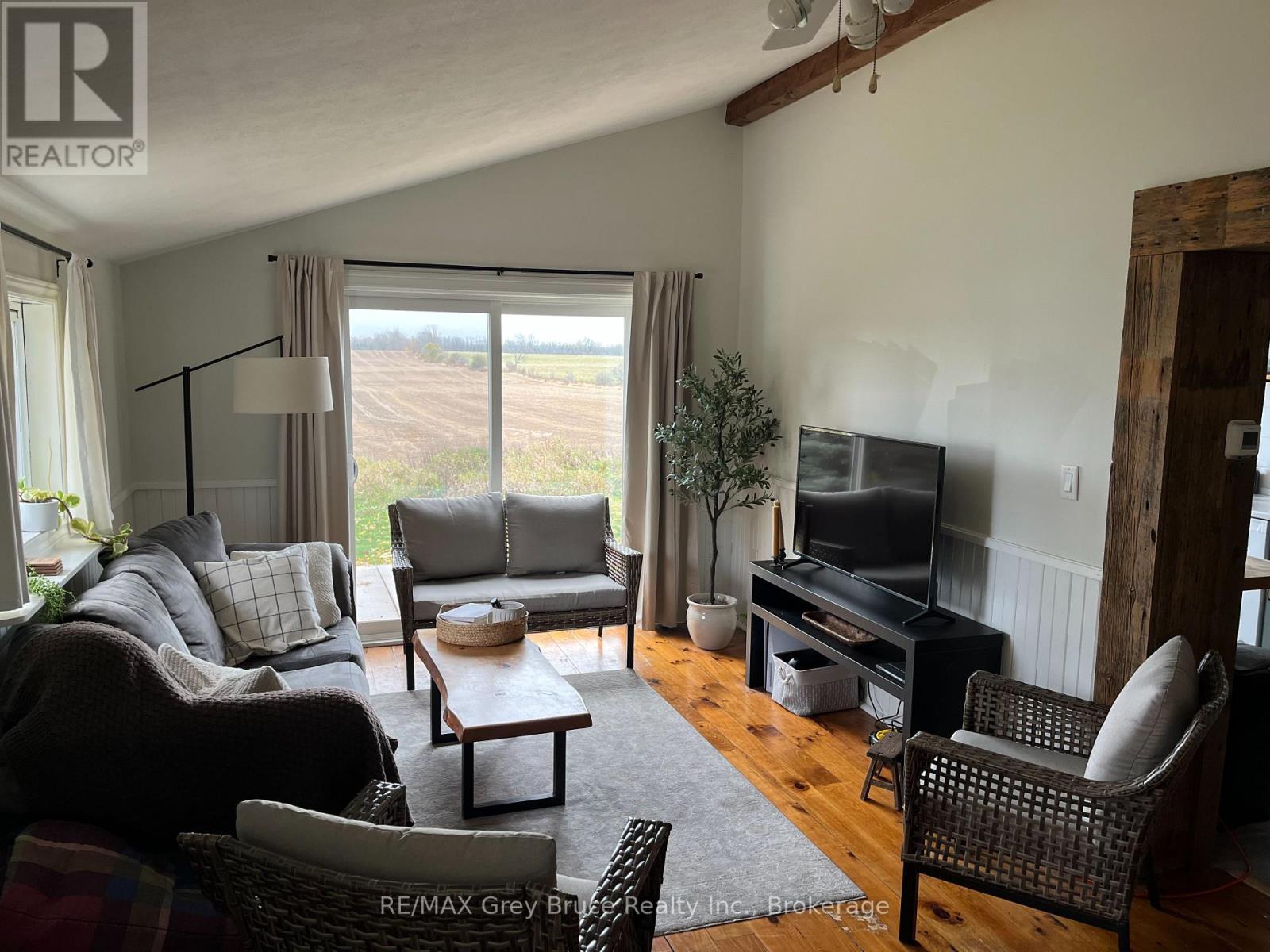 691 Bruce Rd 17, Arran-Elderslie, ON - Indoor Photo Showing Living Room