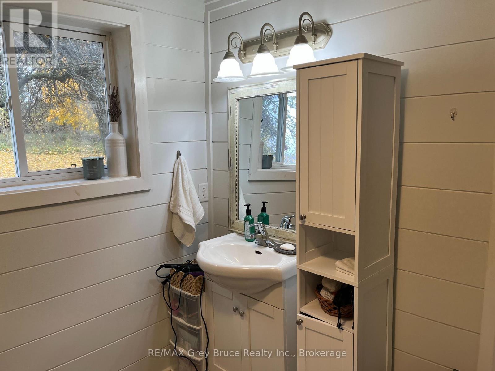691 Bruce Rd 17, Arran-Elderslie, ON - Indoor Photo Showing Bathroom