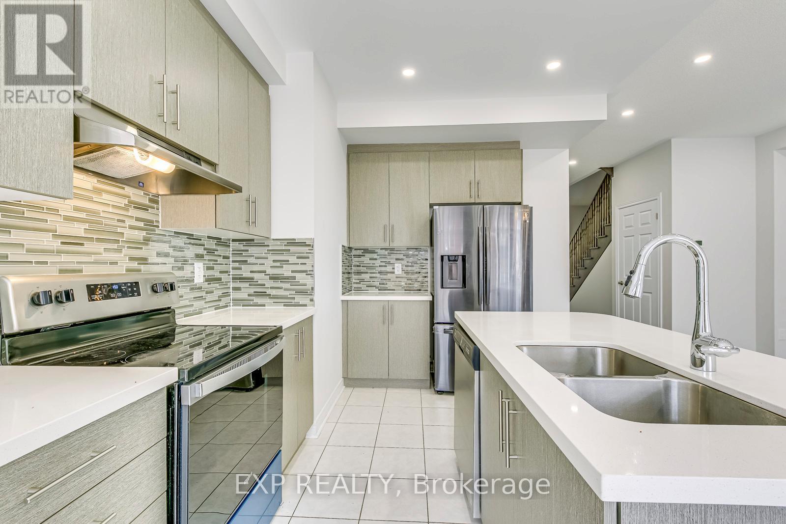 142 Toucan Trail, Oakville, ON - Indoor Photo Showing Kitchen With Stainless Steel Kitchen With Double Sink With Upgraded Kitchen