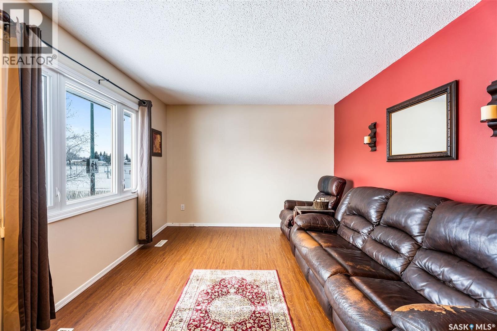 603 Macarthur Drive, Prince Albert, SK - Indoor Photo Showing Living Room