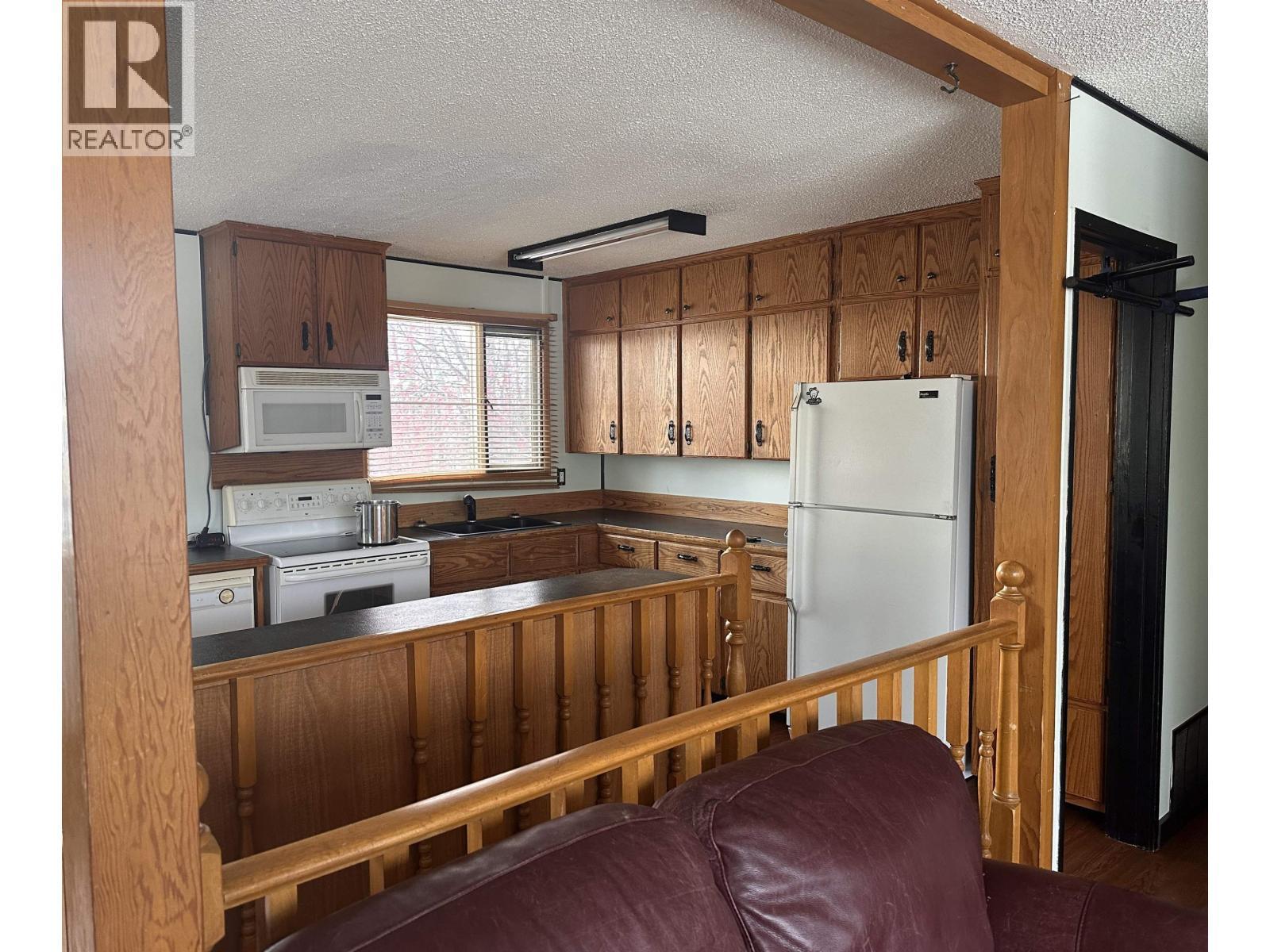 5204 Tamarack Crescent, Fort Nelson, BC - Indoor Photo Showing Kitchen