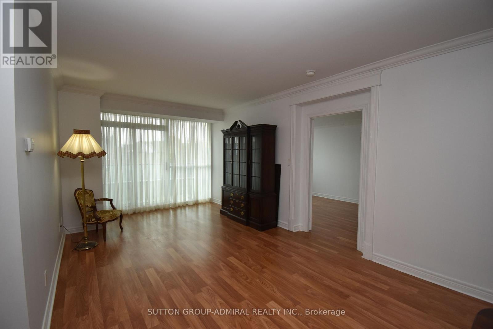 304 - 100 Promenade Circle, Vaughan, ON - Indoor Photo Showing Living Room