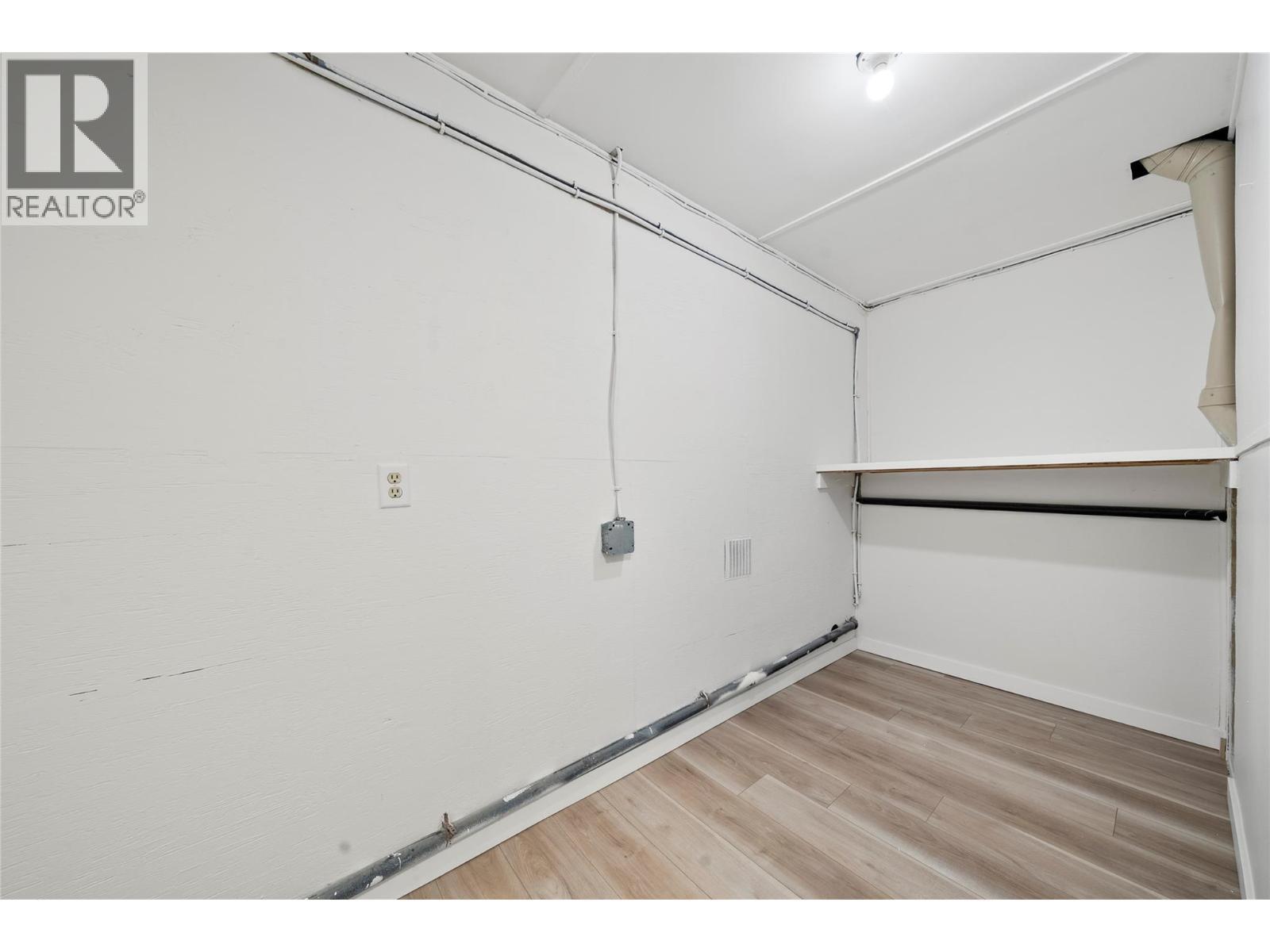 800 20Th Street Se, Salmon Arm, BC - Indoor Photo Showing Other Room