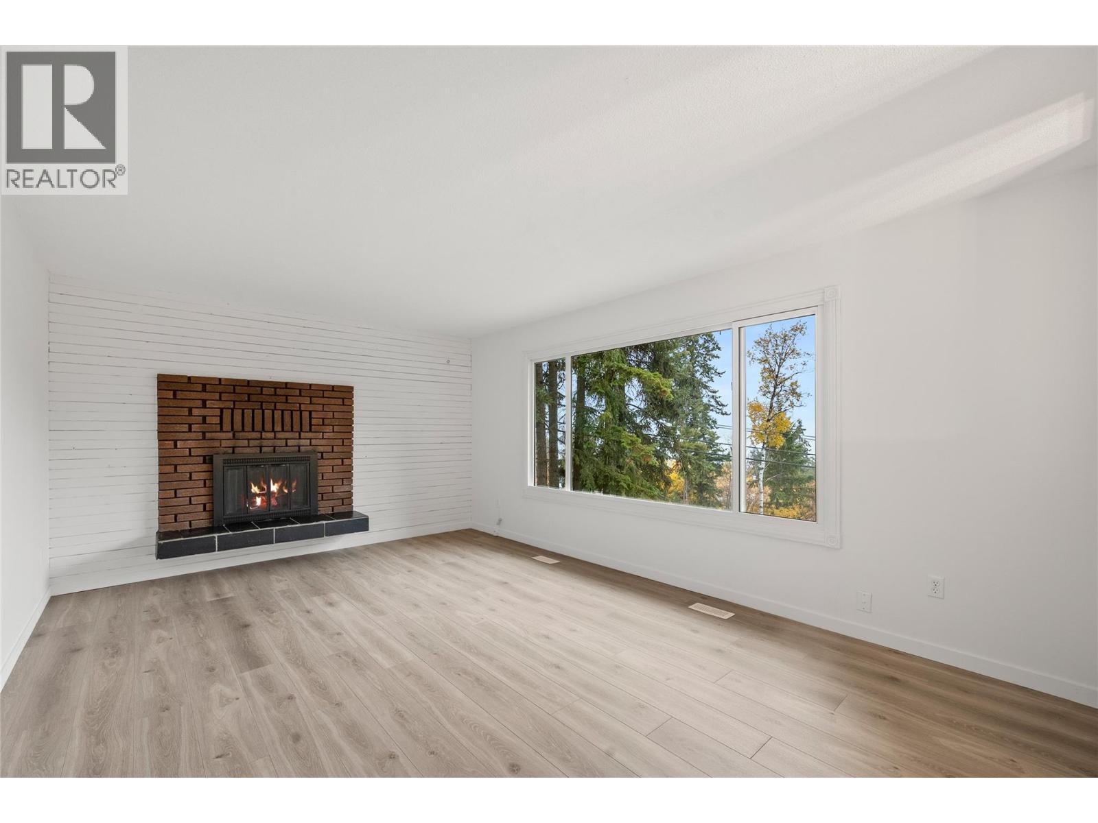 800 20Th Street Se, Salmon Arm, BC - Indoor Photo Showing Living Room With Fireplace