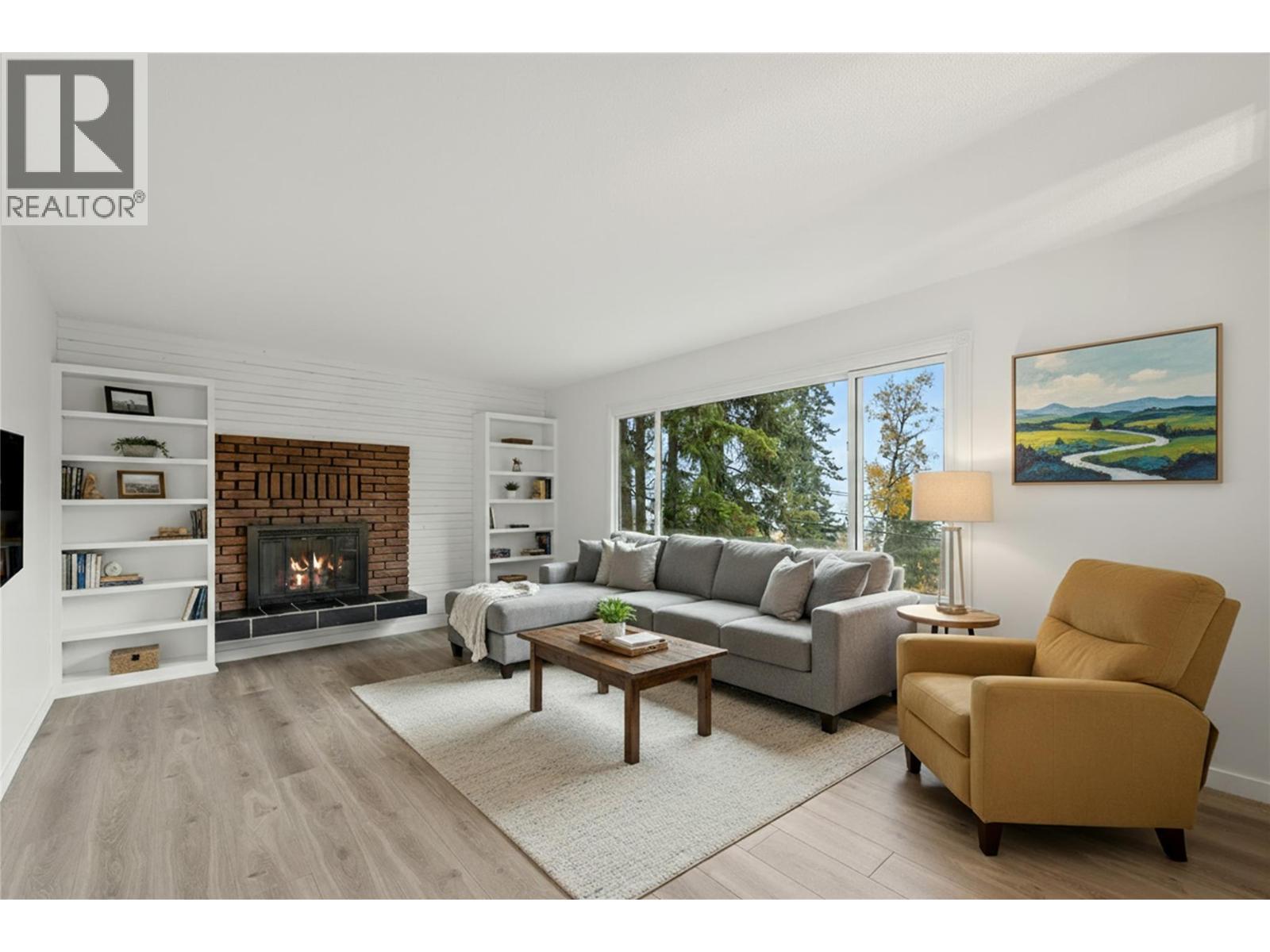 800 20Th Street Se, Salmon Arm, BC - Indoor Photo Showing Living Room With Fireplace