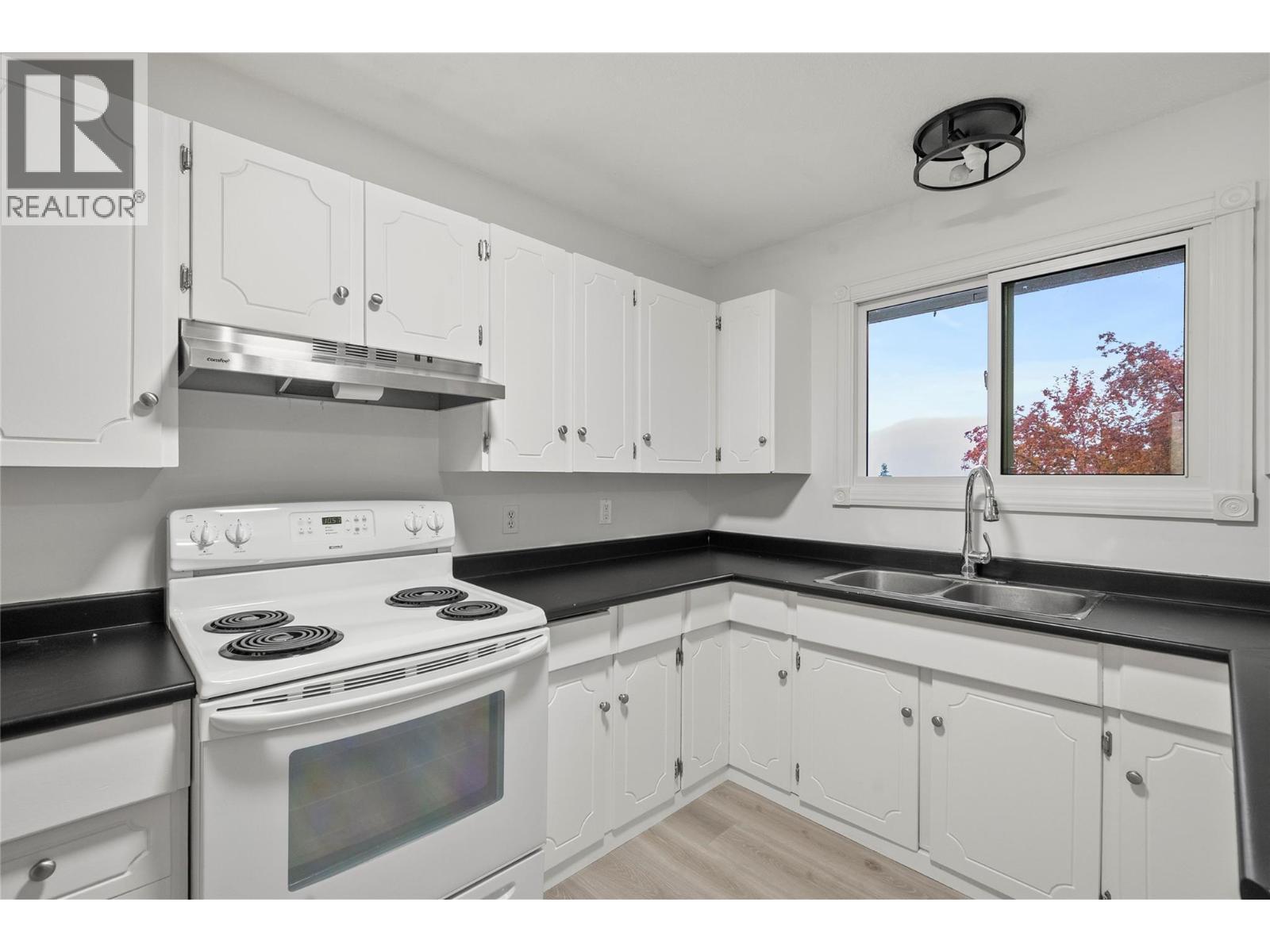 800 20Th Street Se, Salmon Arm, BC - Indoor Photo Showing Kitchen With Double Sink