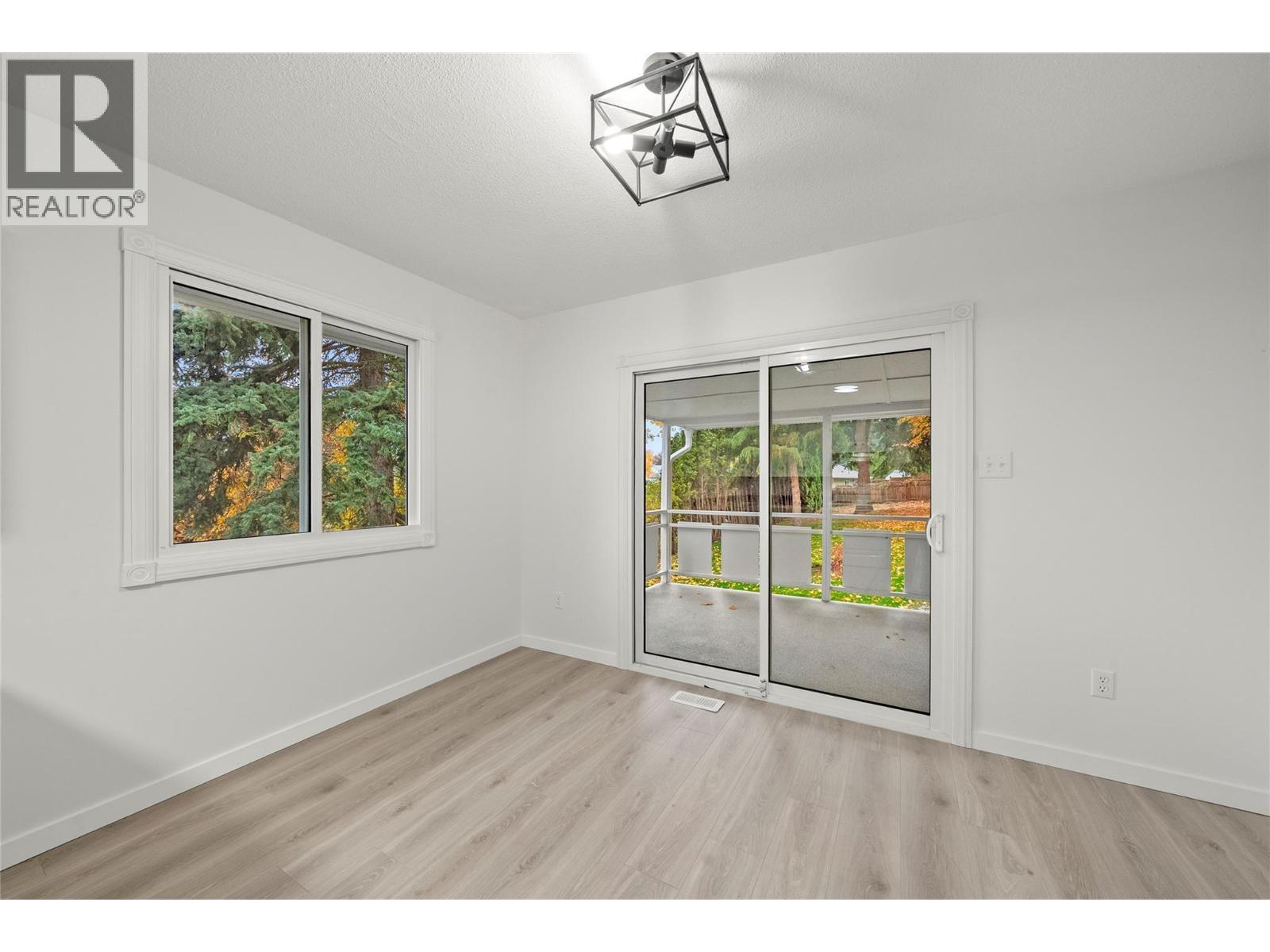 800 20Th Street Se, Salmon Arm, BC - Indoor Photo Showing Other Room