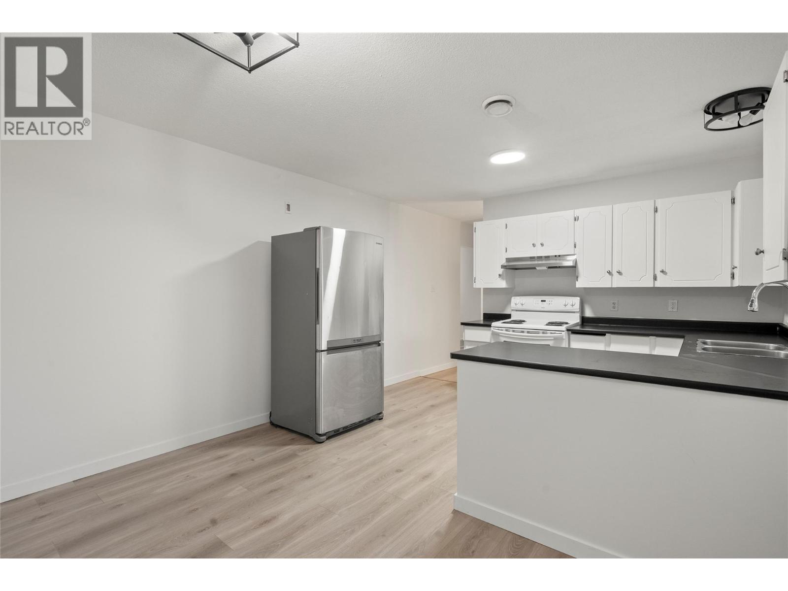 800 20Th Street Se, Salmon Arm, BC - Indoor Photo Showing Kitchen