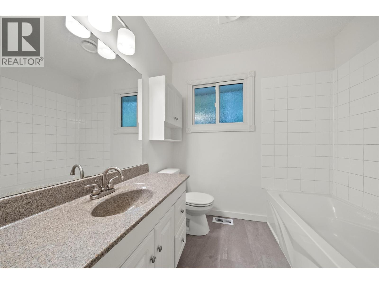 800 20Th Street Se, Salmon Arm, BC - Indoor Photo Showing Bathroom