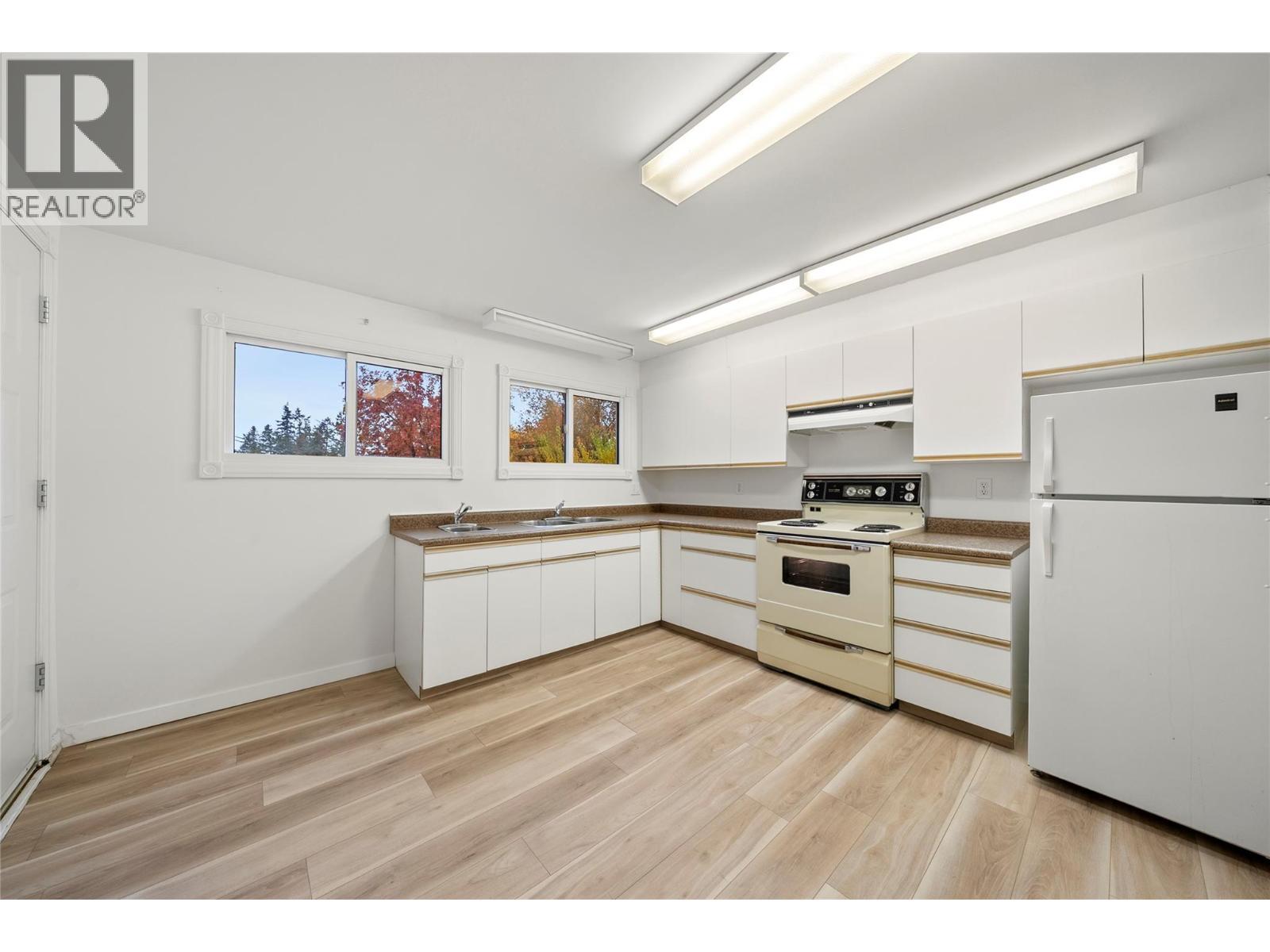 800 20Th Street Se, Salmon Arm, BC - Indoor Photo Showing Kitchen