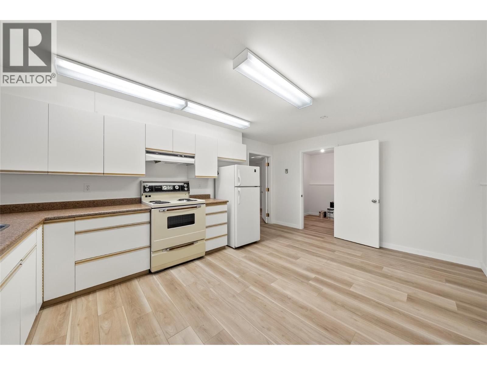 800 20Th Street Se, Salmon Arm, BC - Indoor Photo Showing Kitchen