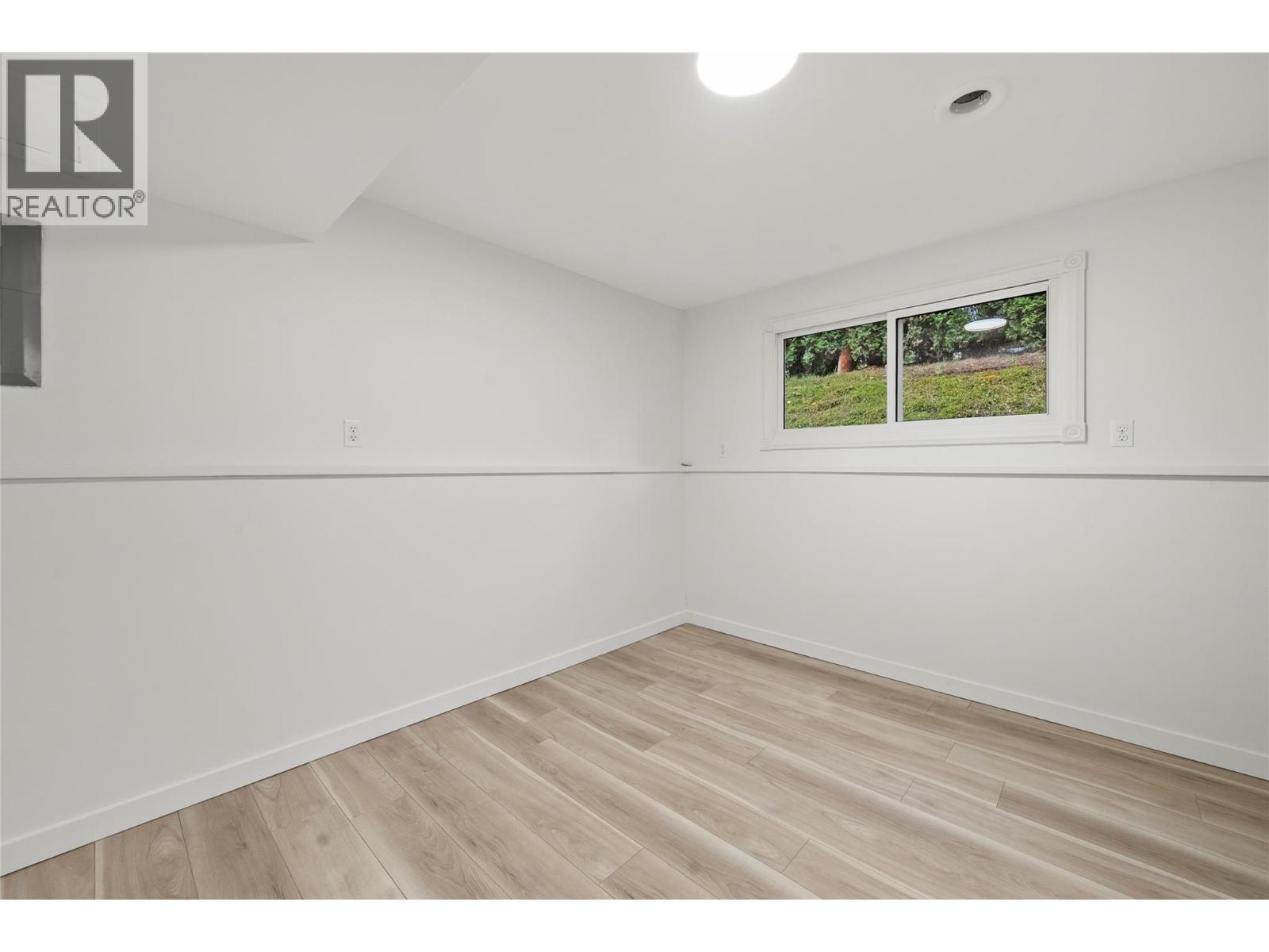 800 20Th Street Se, Salmon Arm, BC - Indoor Photo Showing Other Room