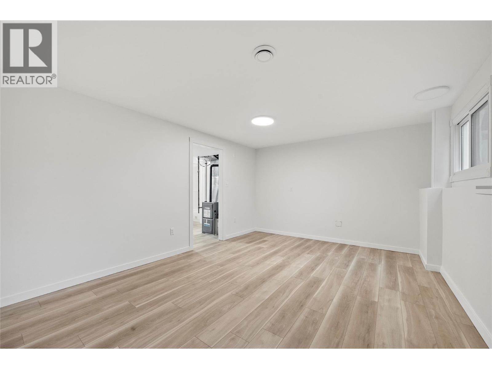 800 20Th Street Se, Salmon Arm, BC - Indoor Photo Showing Other Room