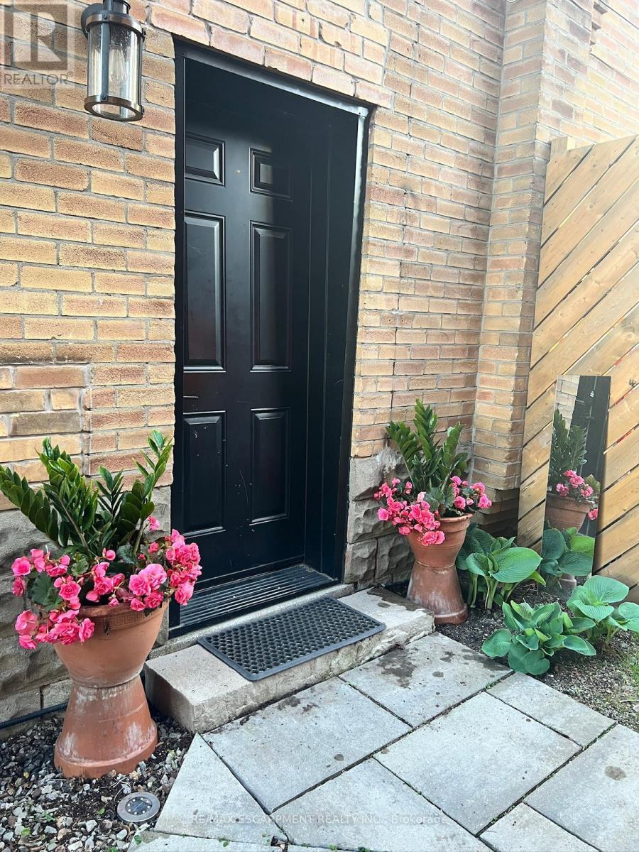 Lower - 306 Wexford Avenue S, Hamilton, ON - Outdoor With Exterior