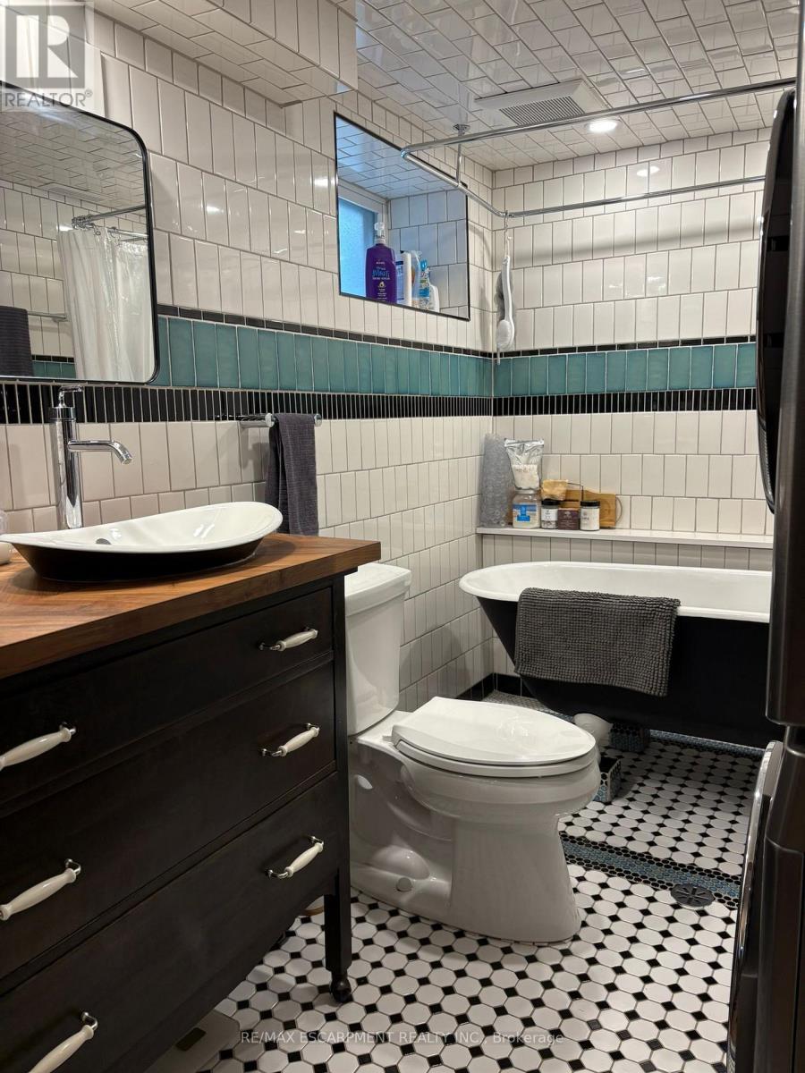 Lower - 306 Wexford Avenue S, Hamilton, ON - Indoor Photo Showing Bathroom