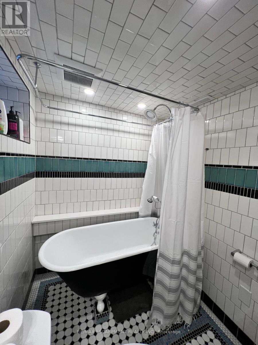 Lower - 306 Wexford Avenue S, Hamilton, ON - Indoor Photo Showing Bathroom