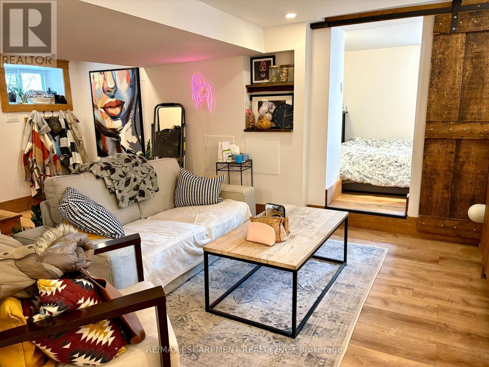 Lower - 306 Wexford Avenue S, Hamilton, ON - Indoor Photo Showing Living Room