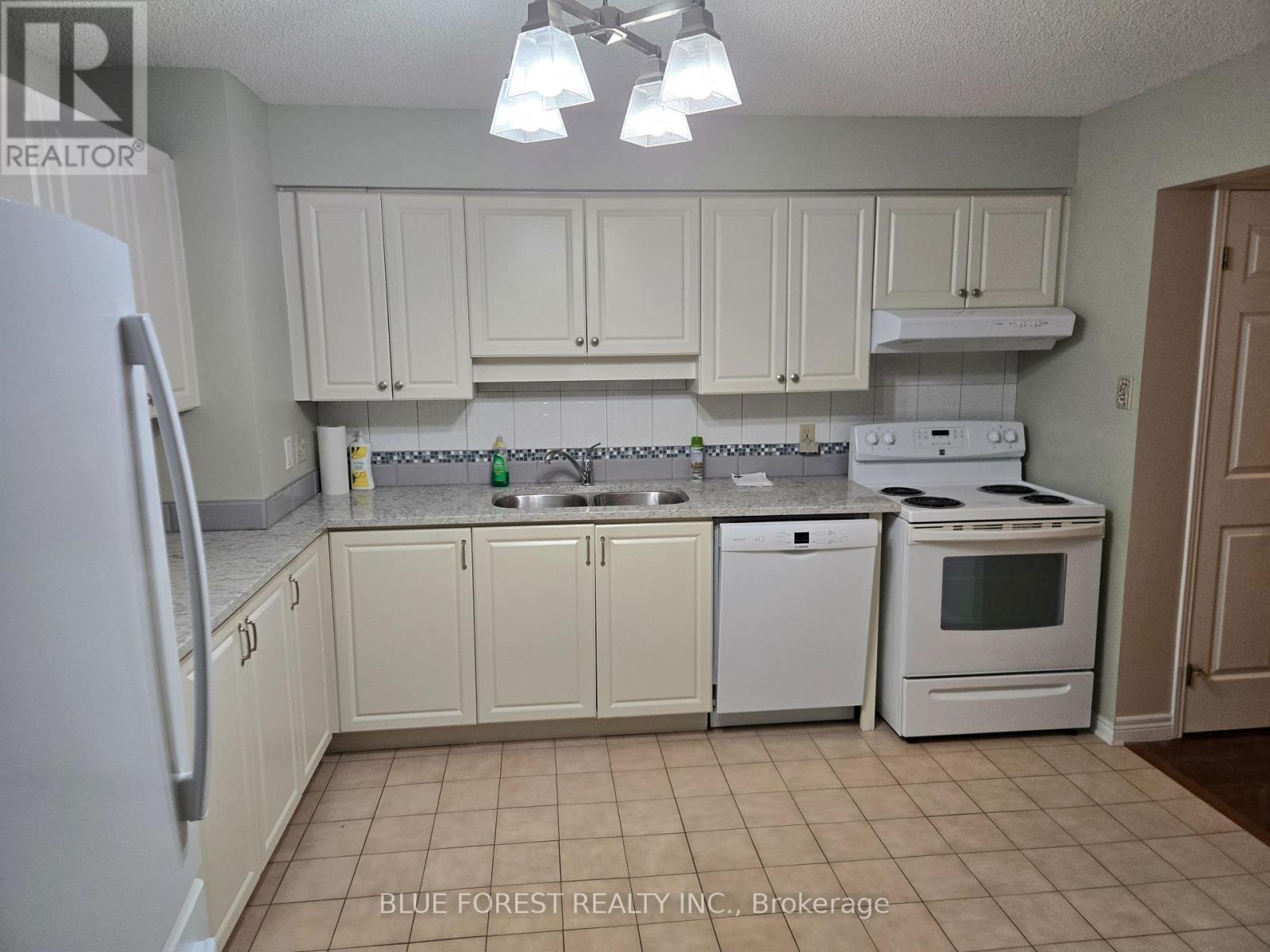 611 - 600 Talbot Street, London East (East F), ON - Indoor Photo Showing Kitchen With Double Sink