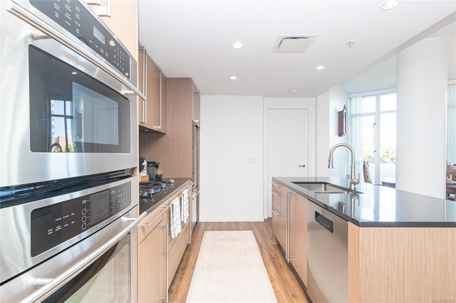 105-100 Saghalie Rd, Victoria, BC - Indoor Photo Showing Kitchen With Upgraded Kitchen