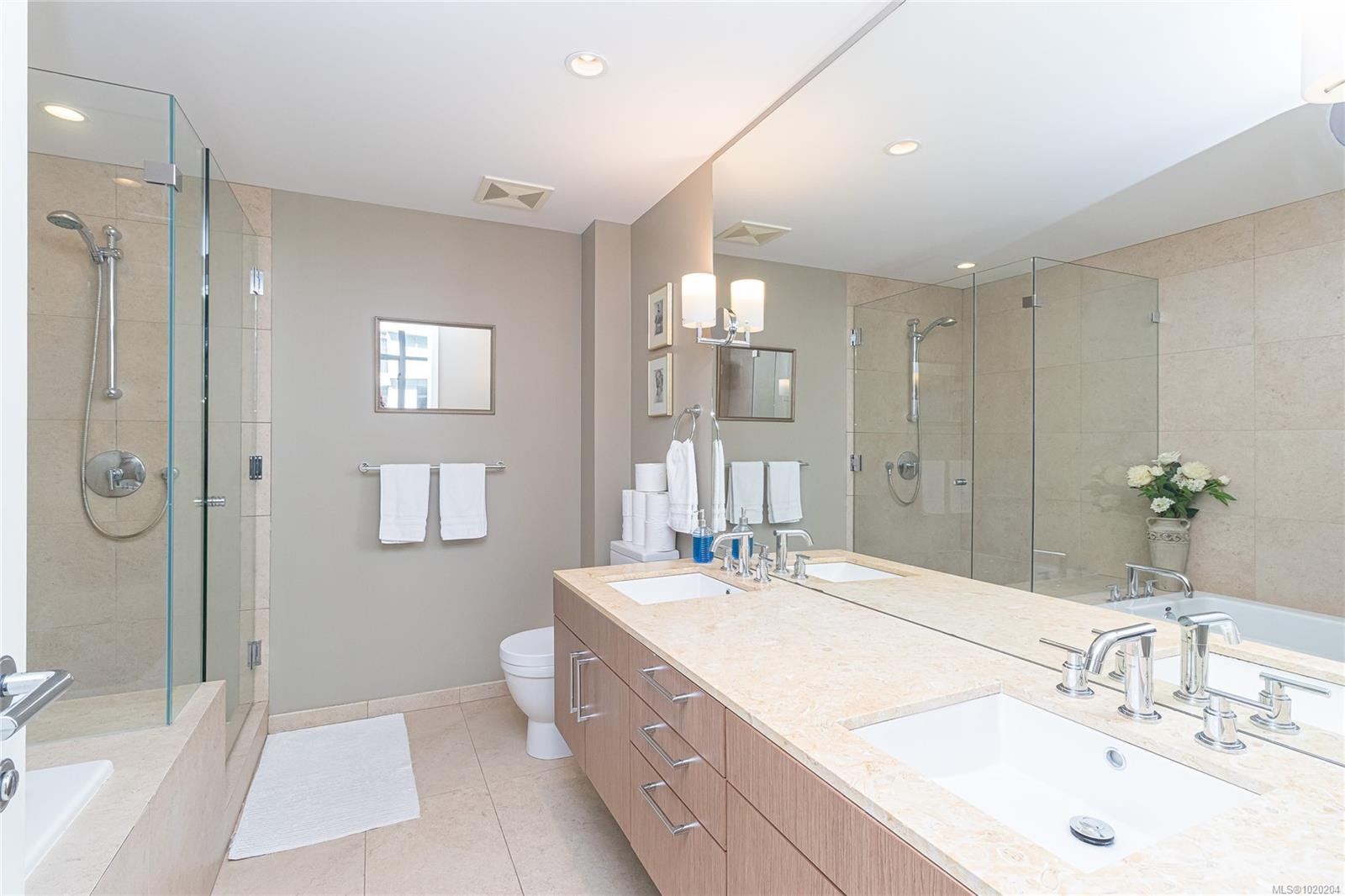 105-100 Saghalie Rd, Victoria, BC - Indoor Photo Showing Bathroom