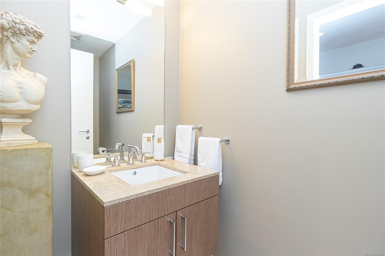 105-100 Saghalie Rd, Victoria, BC - Indoor Photo Showing Bathroom