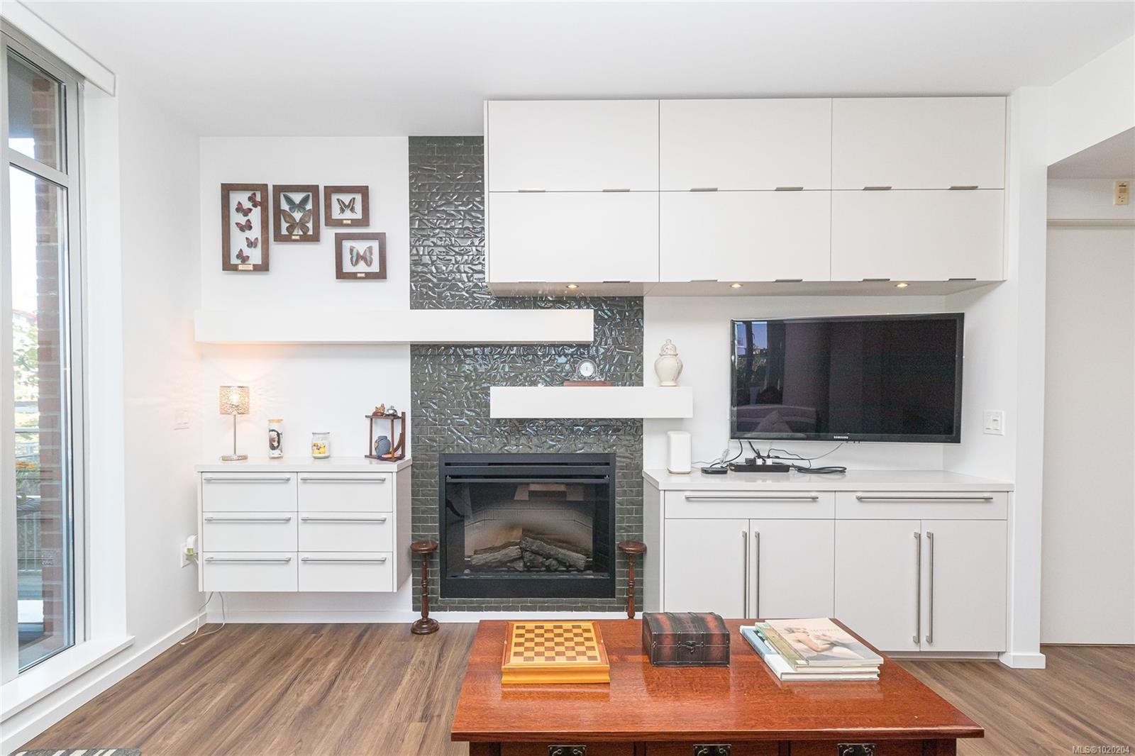 105-100 Saghalie Rd, Victoria, BC - Indoor Photo Showing Living Room With Fireplace