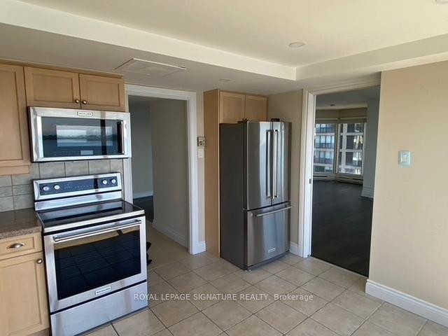 2102-65 Harbour Square, Toronto, ON - Indoor Photo Showing Kitchen