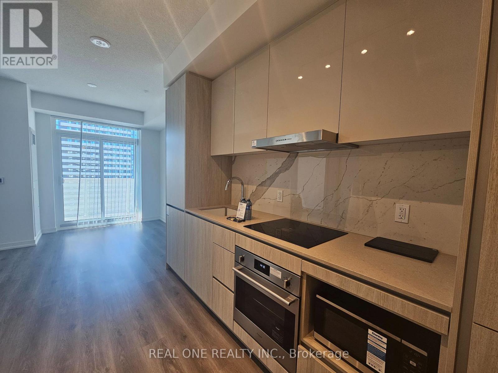 4215 - 28 Interchange Way, Vaughan, ON - Indoor Photo Showing Kitchen