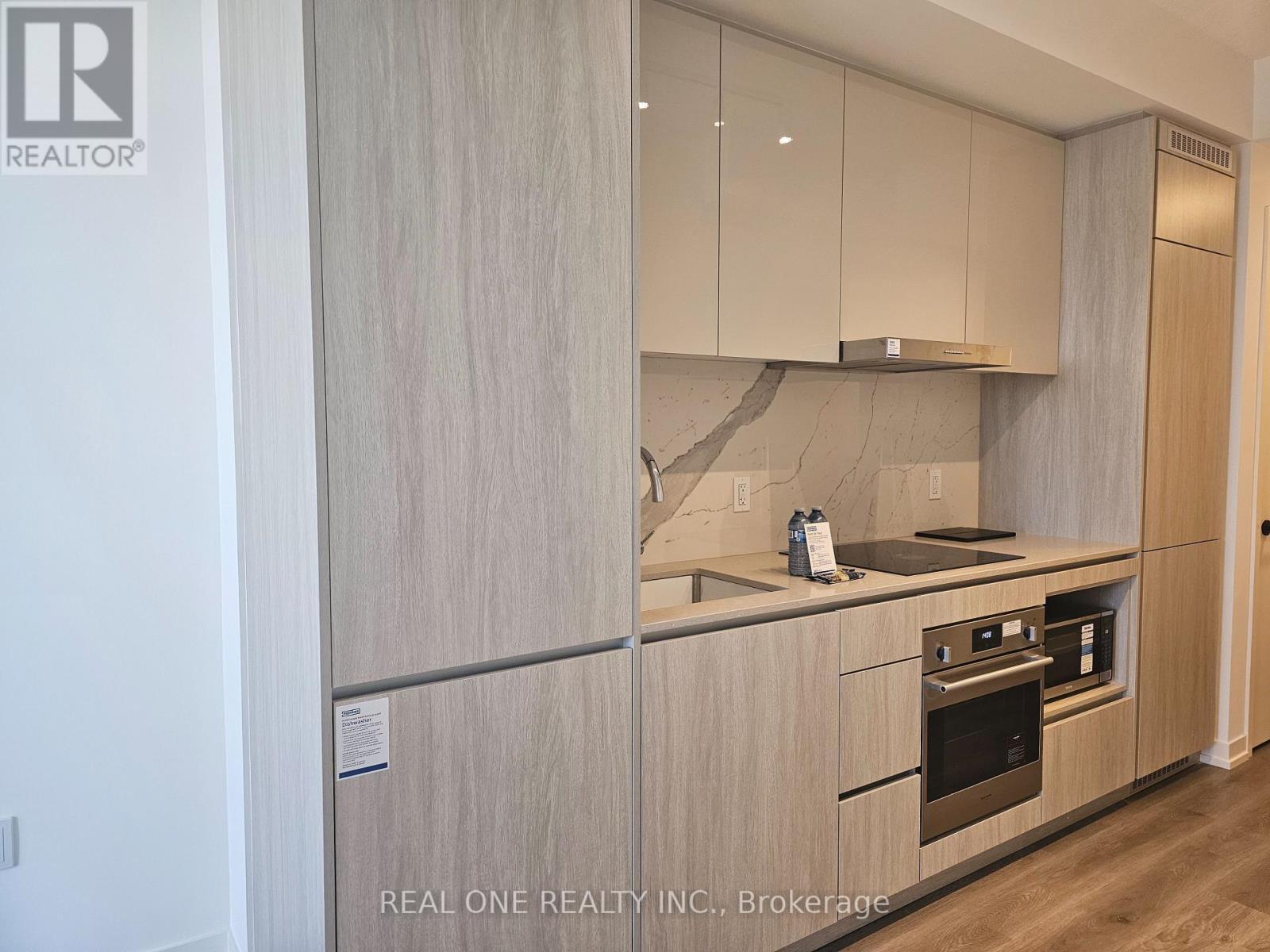4215 - 28 Interchange Way, Vaughan, ON - Indoor Photo Showing Kitchen