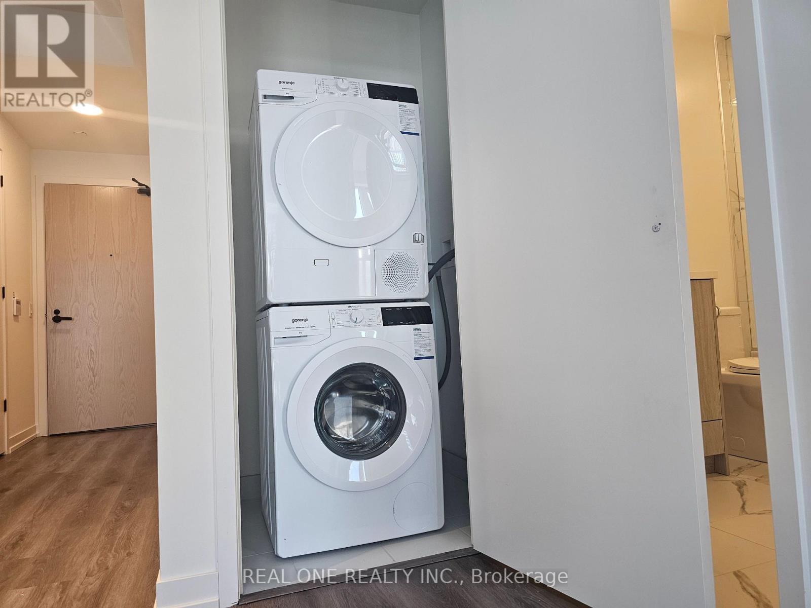 4215 - 28 Interchange Way, Vaughan, ON - Indoor Photo Showing Laundry Room