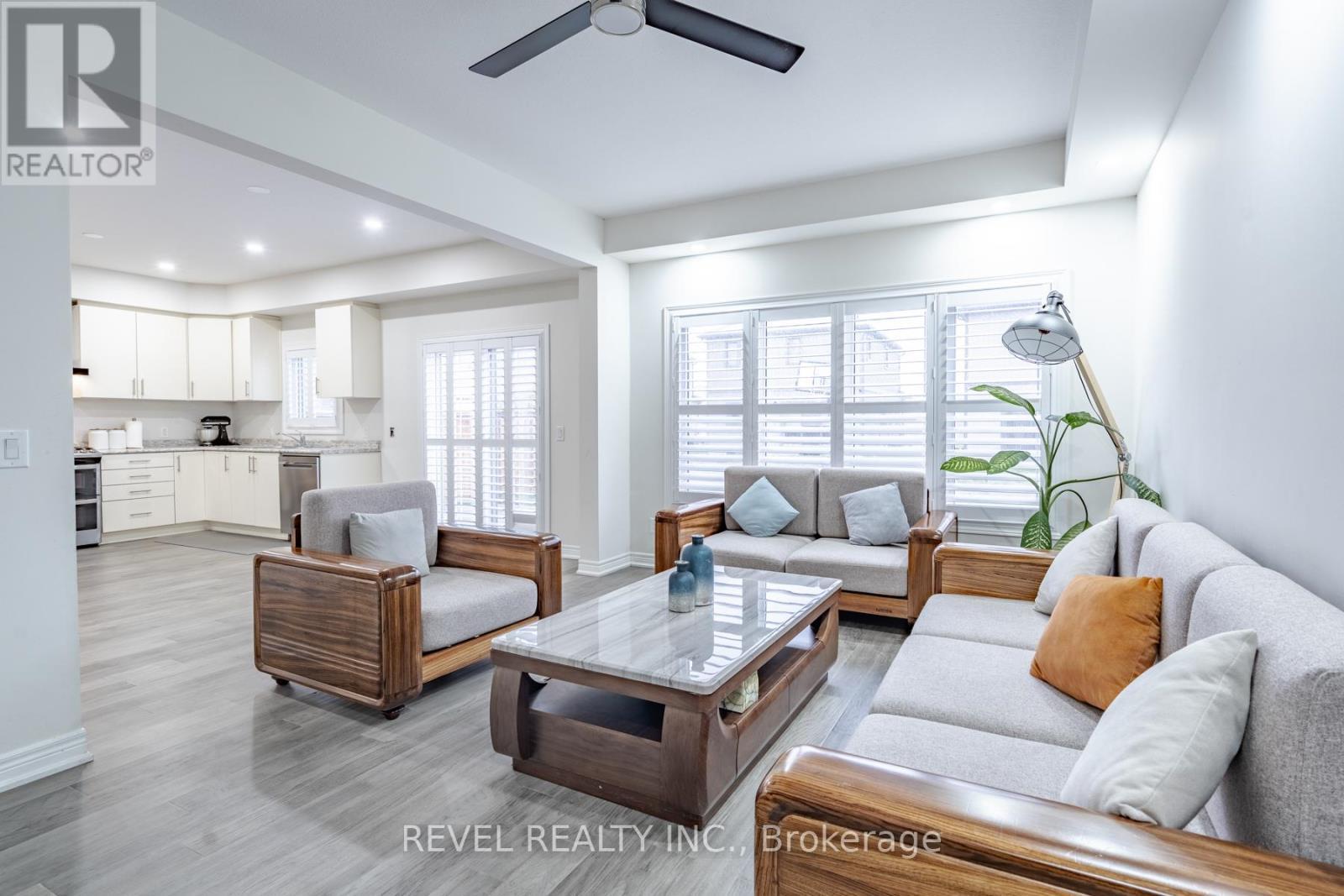32 Barker Parkway, Thorold, ON - Indoor Photo Showing Living Room