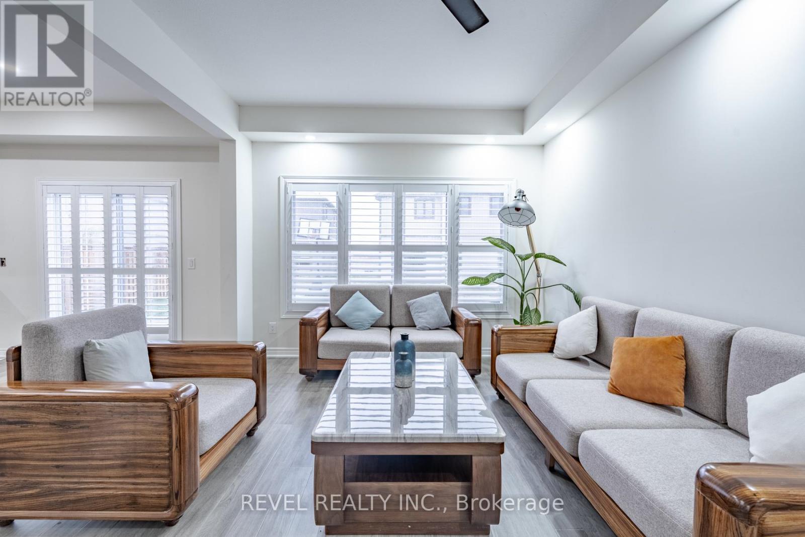 32 Barker Parkway, Thorold, ON - Indoor Photo Showing Living Room