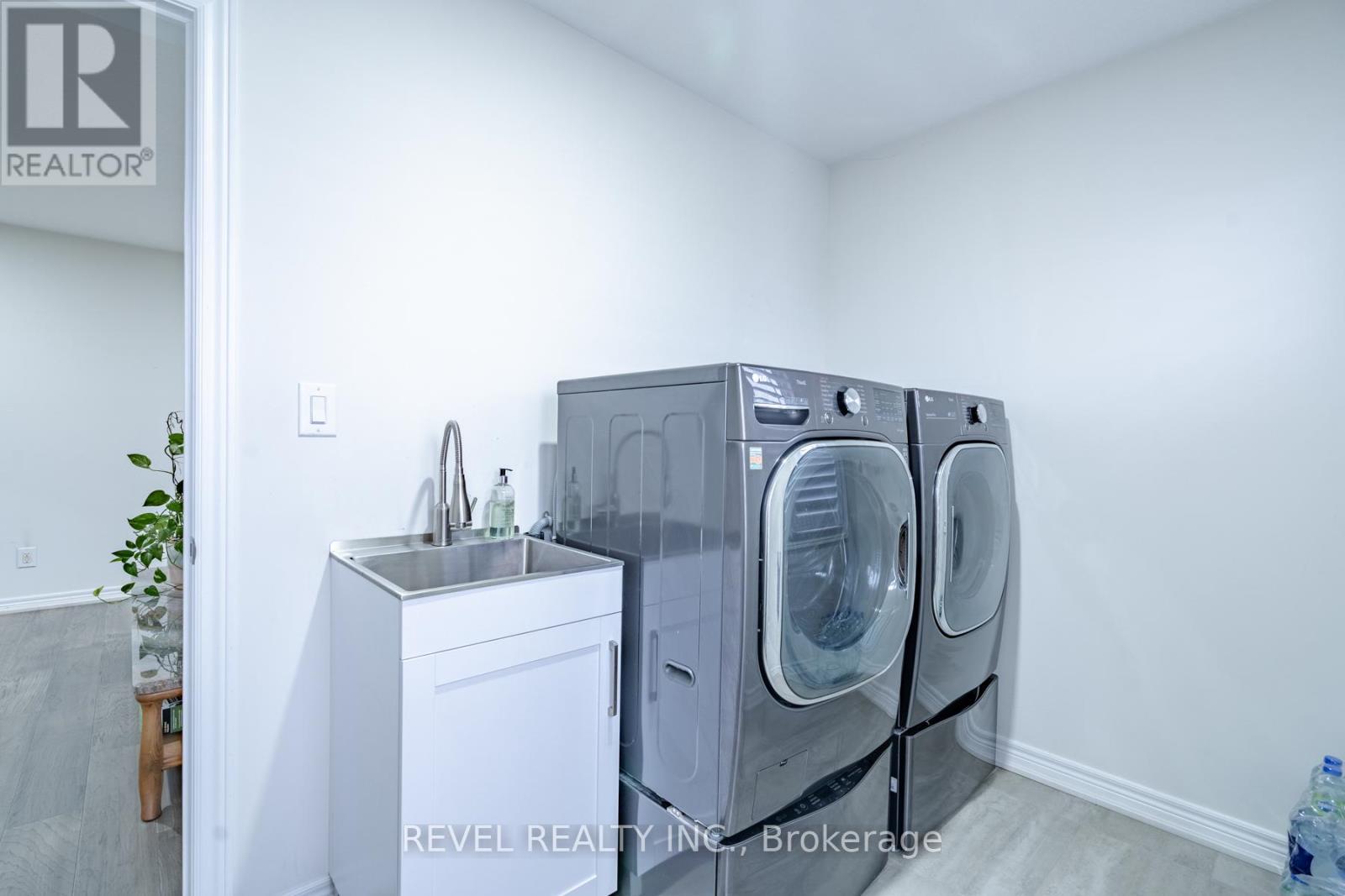 Laundry Room - 32 Barker Parkway, Thorold, ON - Indoor Photo Showing Laundry Room