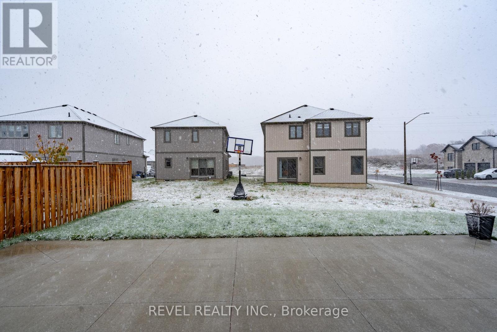 32 Barker Parkway, Thorold, ON - Outdoor